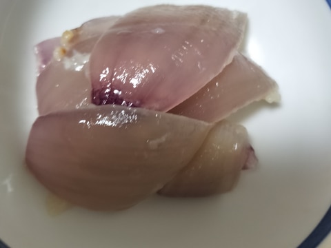 紫玉ねぎのレンチン。塩麹。ゴマ油風味。